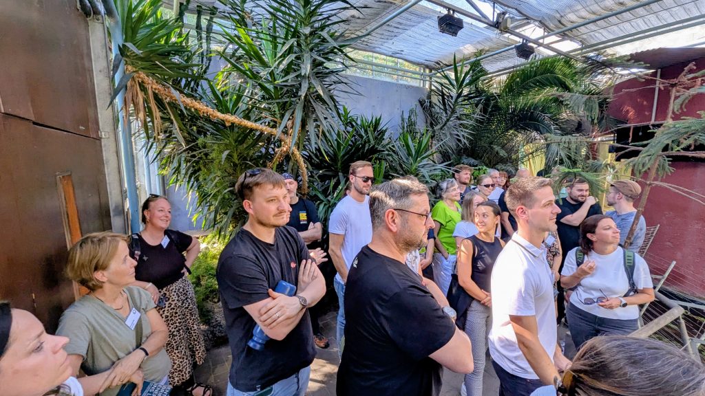 Führung der Teilnehmenden im Schopfmakakenhaus des Zoo-Vivarium Darmstadt